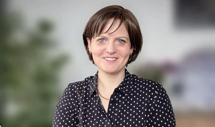 Vor dem Schlafengehen: Handy weg! 5 Tipps der Schlafexpertin Julia Rosenkranz im Interview