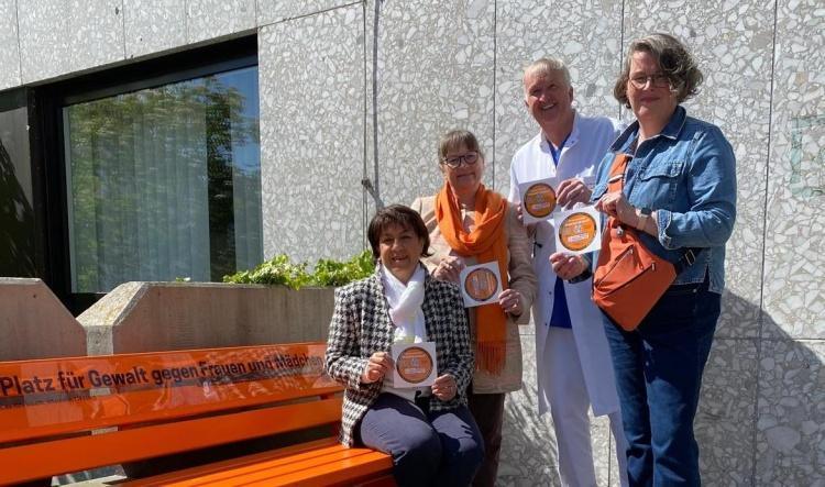 200 Aufkleber gegen Gewalt an Frauen an Marienhospital Oelde übergeben
