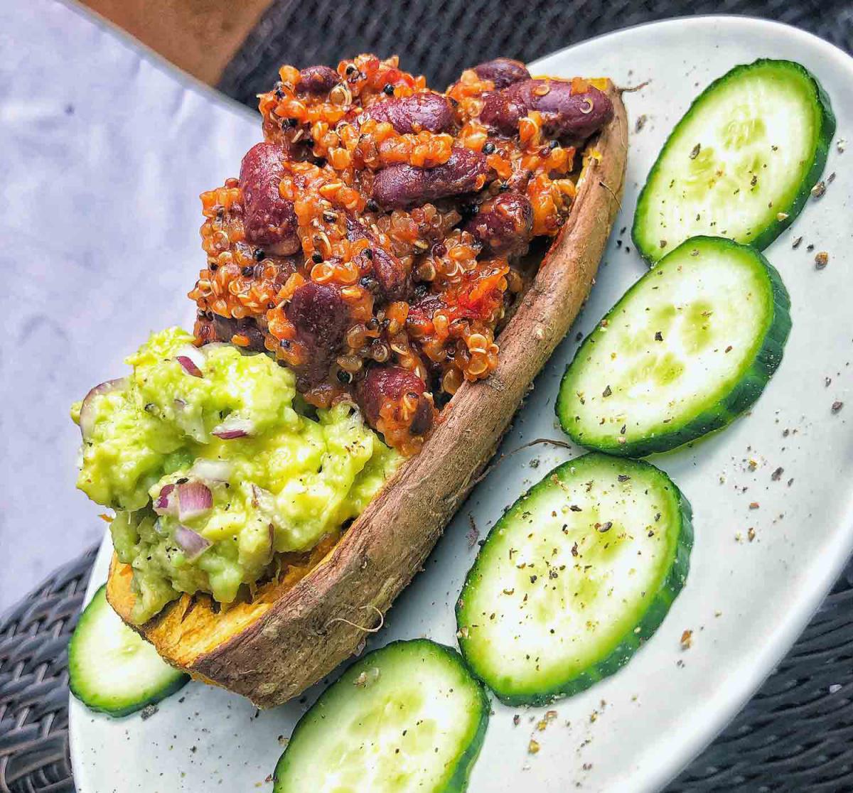 Vegán chilis babos édesburgonya csónak avokádóval