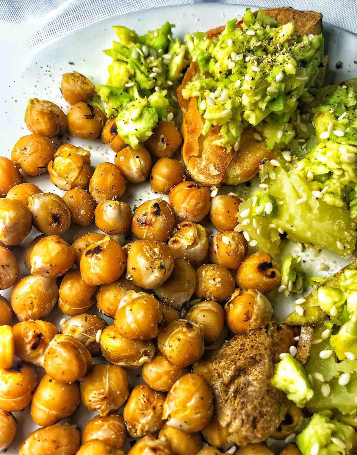 Sült burgonya avokádó krémmel, grill csicseriborsóval