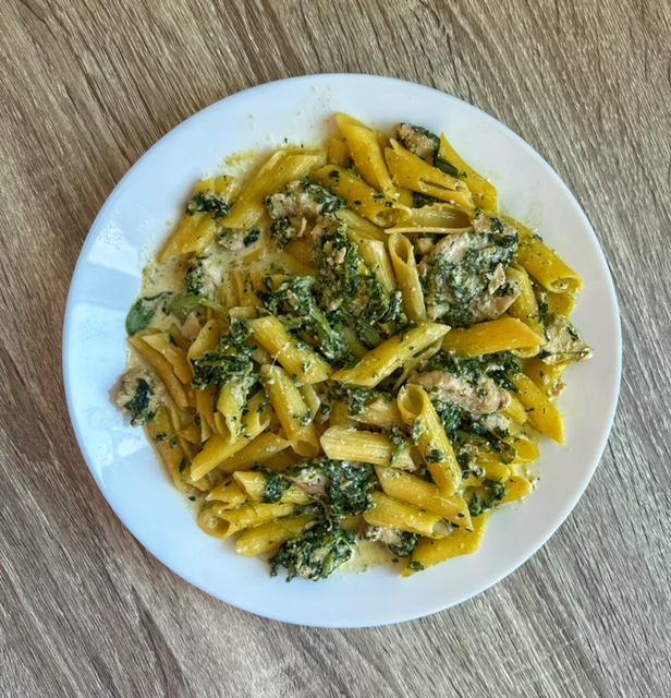  Spenótos-tejszínes penne fokhagymás csirkemell csíkokkal