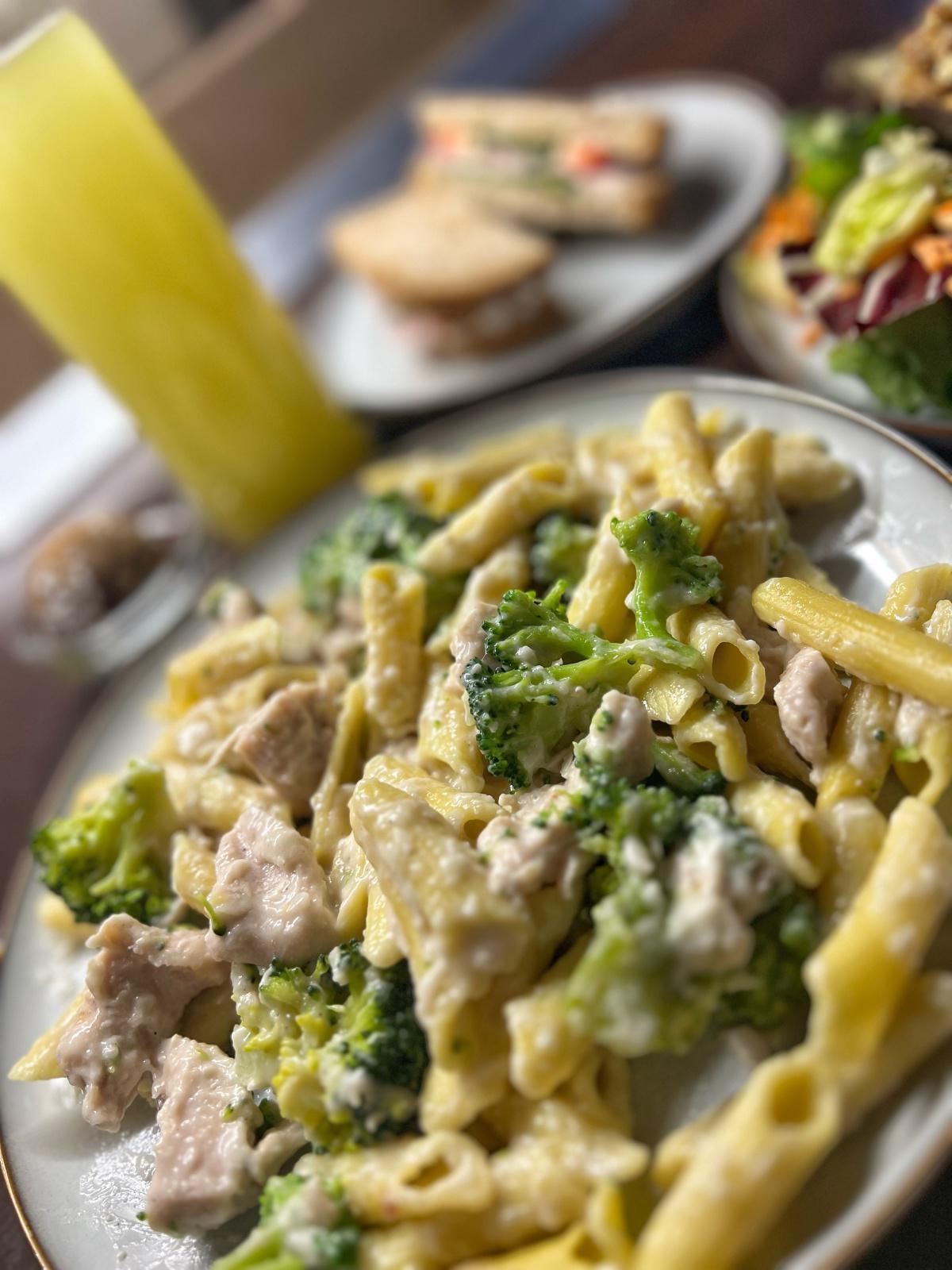 Tejszínes-brokkolis csirkés penne