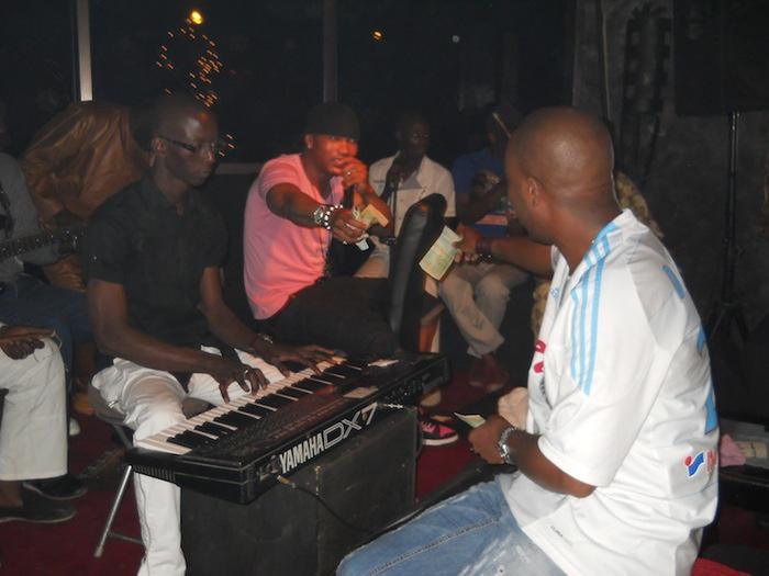 Combien Elhadji Diouf dépense-t-il chaque nuit quand il est à Dakar ?