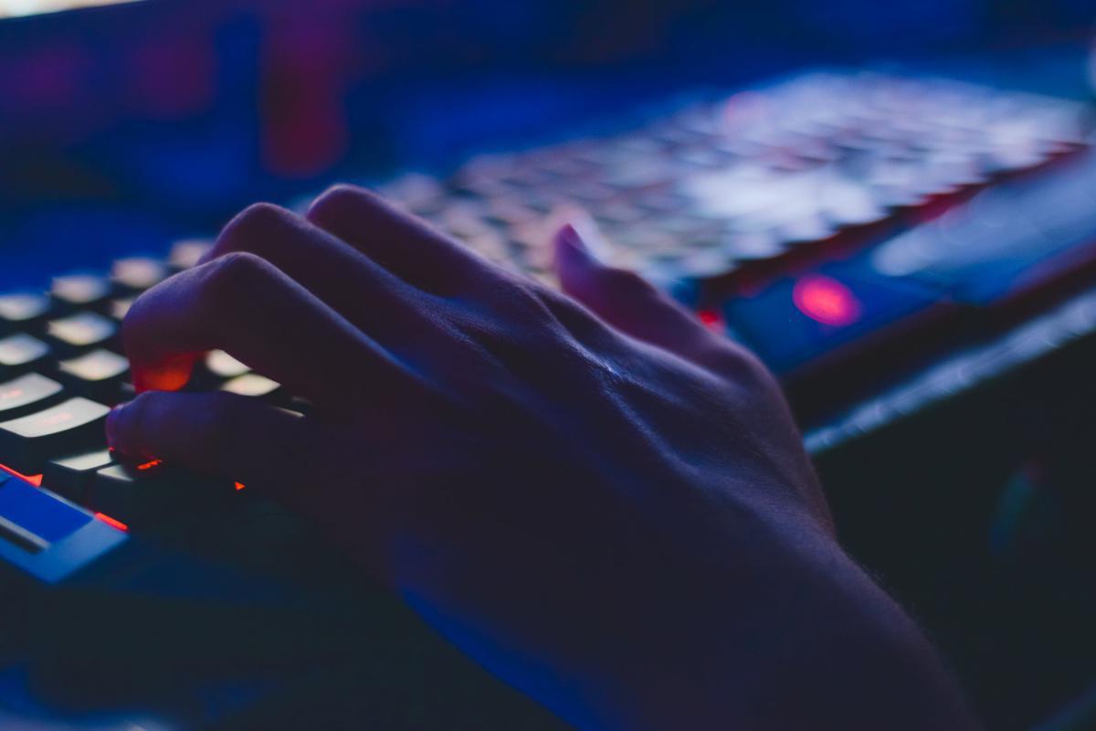 هاكرز يحققون فوزًا بتسلا وأكثر من 100,000 دولار من خلال كشف نقاط ضعف أمنية