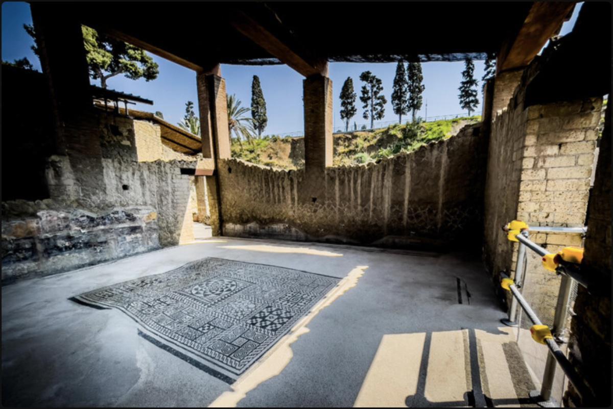 De Papyrus carbonisés à la tombe de Platon : une avancée archéologique majeure De Papyrus carbonisés à la tombe de Platon : une avancée archéologique majeure