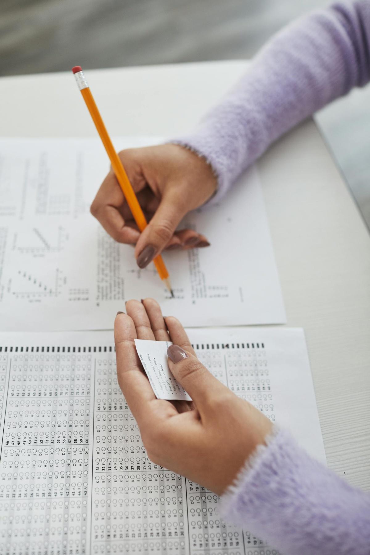 هل يخدع الطلاب أساتذتهم بإضافة الأخطاء إلى نصوص الذكاء الاصطناعي؟