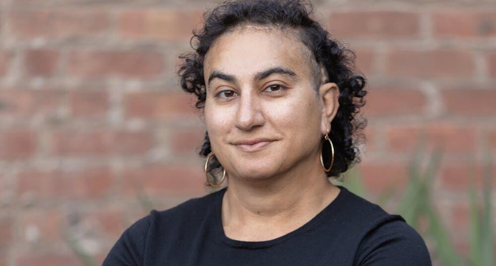 وعود الذكاء الاصطناعي بين الواقع والسخرية... رؤية الباحثة أليكس هانا 