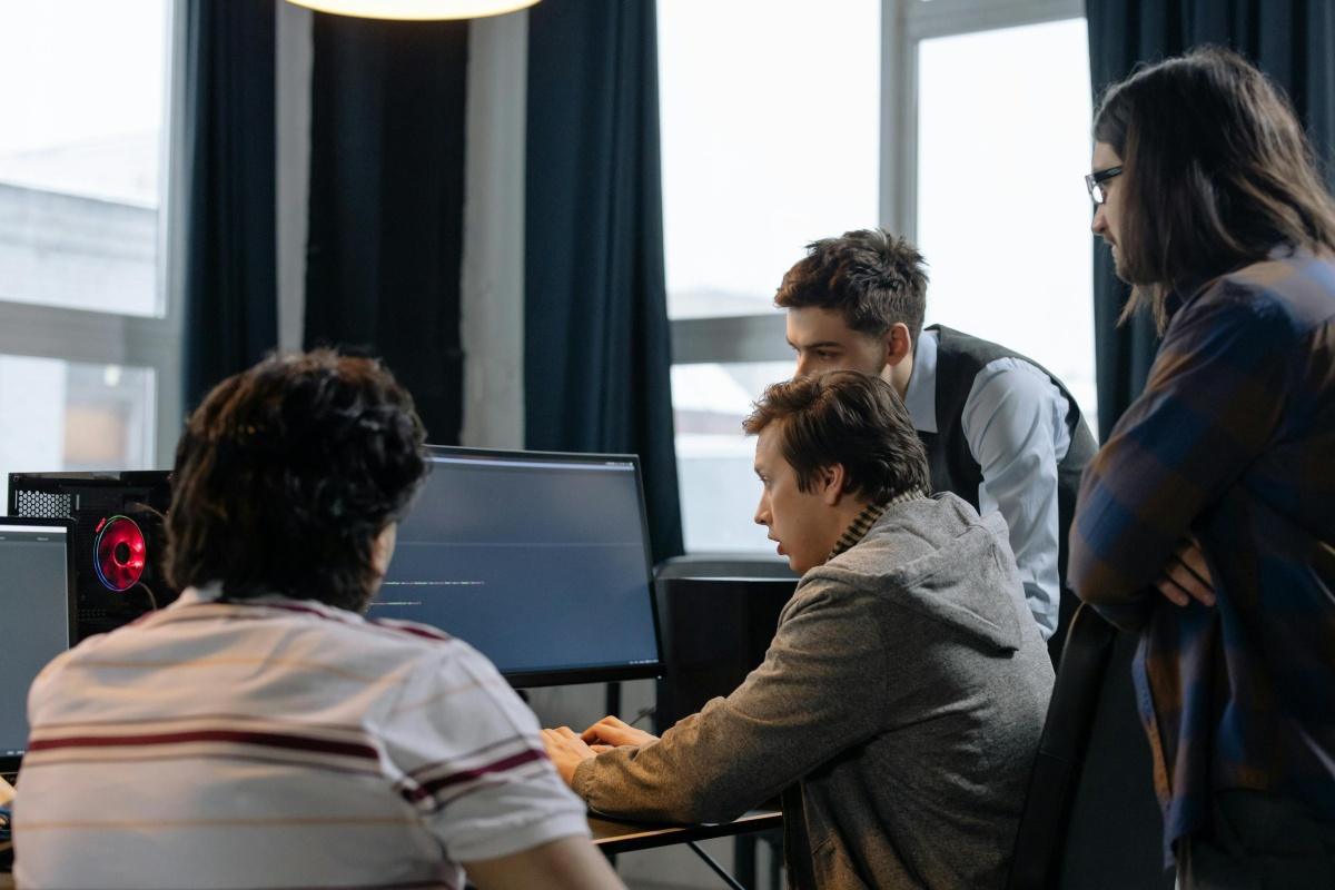 البرمجة في زمن الذكاء الاصطناعي: مهنة تتطور باستمرار البرمجة في زمن الذكاء الاصطناعي: مهنة تتطور باستمرار