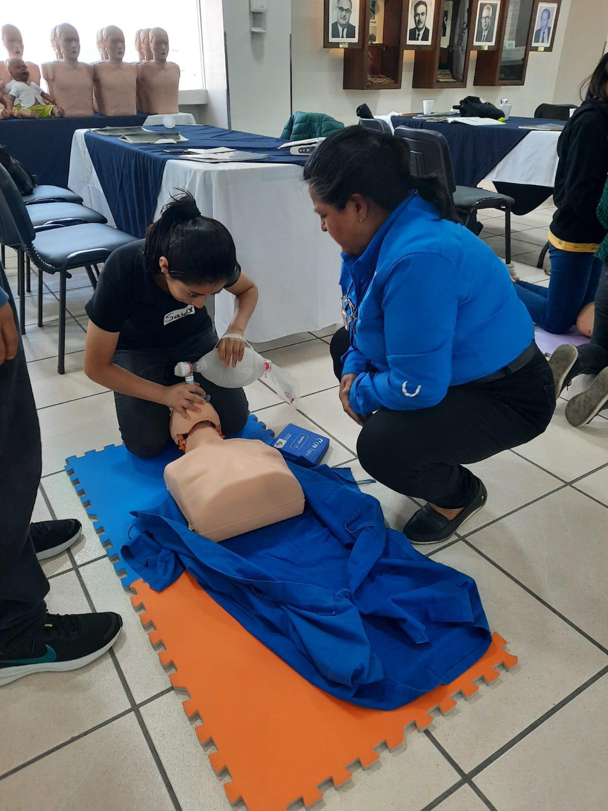 Capacitación Exitosa para Auxiliares de Enfermería y Médicos Residentes en Hospital Centro Médico Capacitación Exitosa para Auxiliares de Enfermería y Médicos Residentes en Hospital Centro Médico