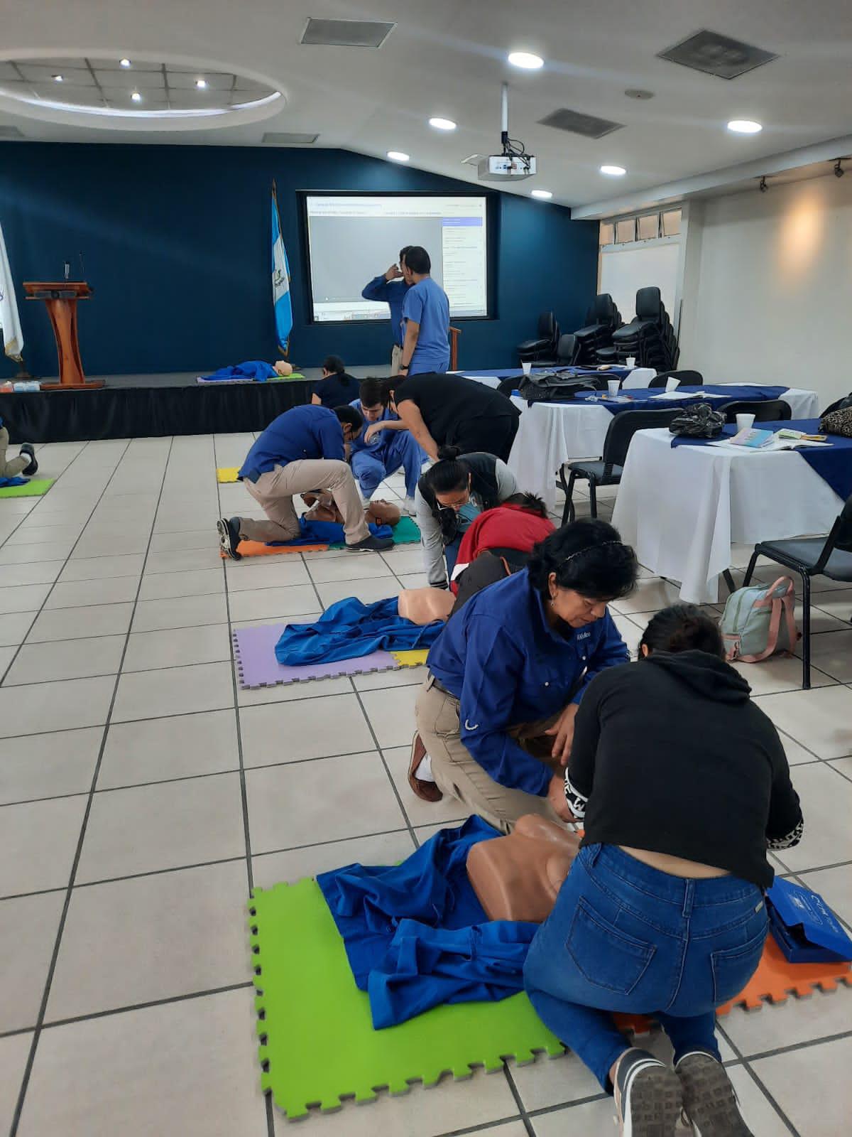 Capacitación Exitosa para Auxiliares de Enfermería y Médicos Residentes en Hospital Centro Médico Capacitación Exitosa para Auxiliares de Enfermería y Médicos Residentes en Hospital Centro Médico