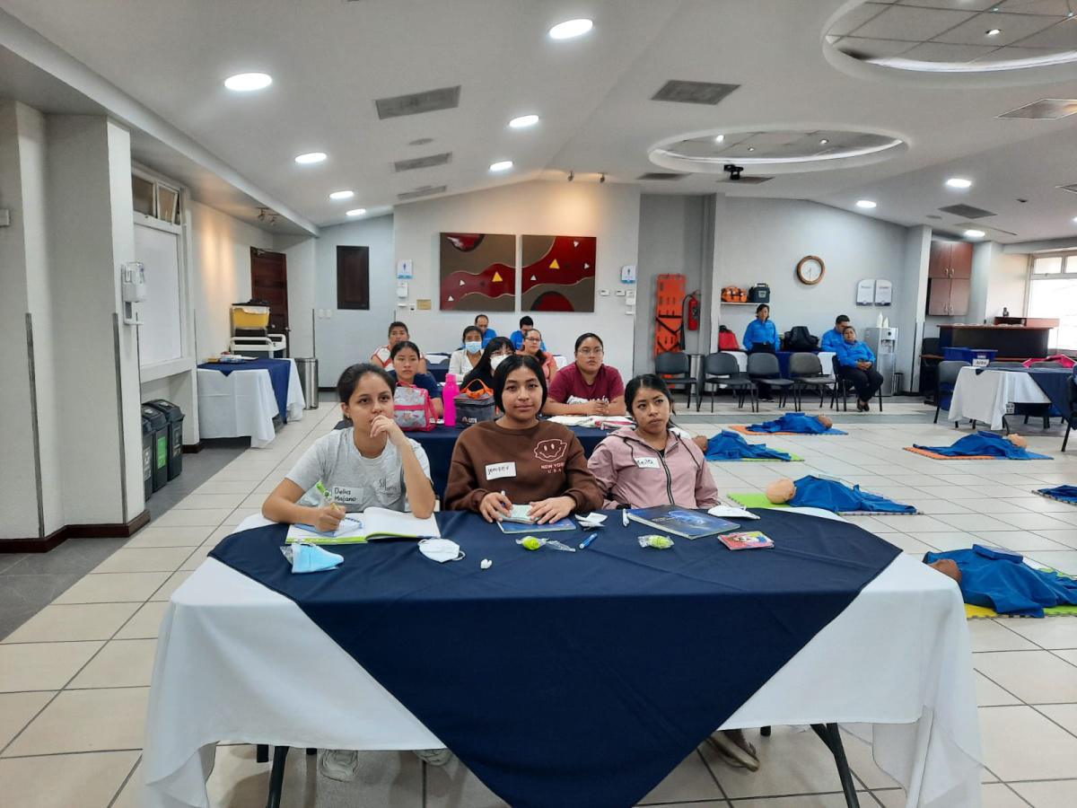 Capacitación Exitosa para Auxiliares de Enfermería y Médicos Residentes en Hospital Centro Médico Capacitación Exitosa para Auxiliares de Enfermería y Médicos Residentes en Hospital Centro Médico