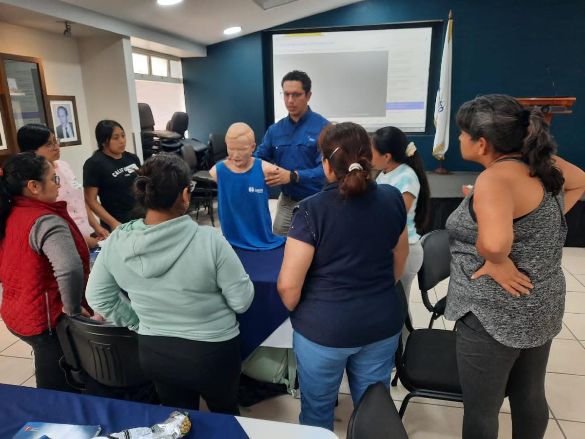 Capacitación Exitosa para Auxiliares de Enfermería y Médicos Residentes en Hospital Centro Médico