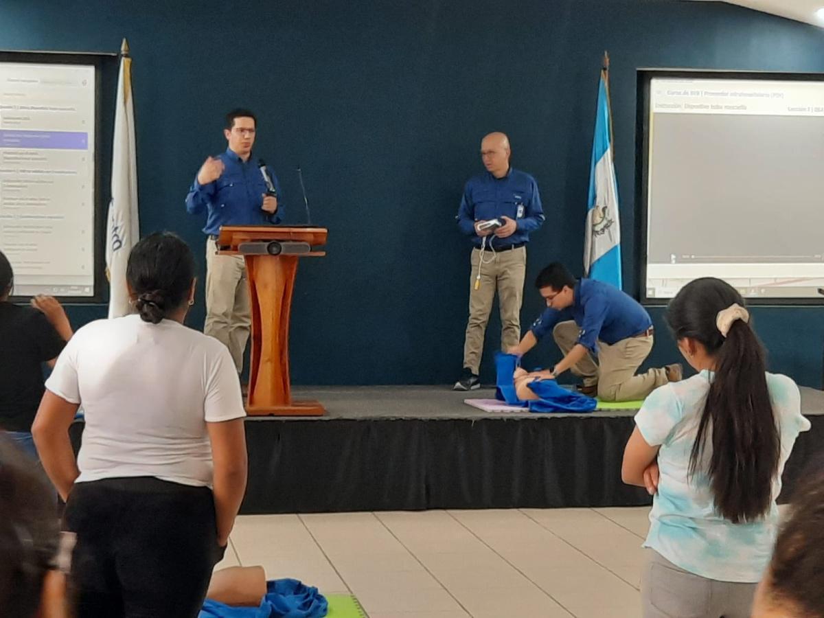 Capacitación Exitosa para Auxiliares de Enfermería y Médicos Residentes en Hospital Centro Médico Capacitación Exitosa para Auxiliares de Enfermería y Médicos Residentes en Hospital Centro Médico