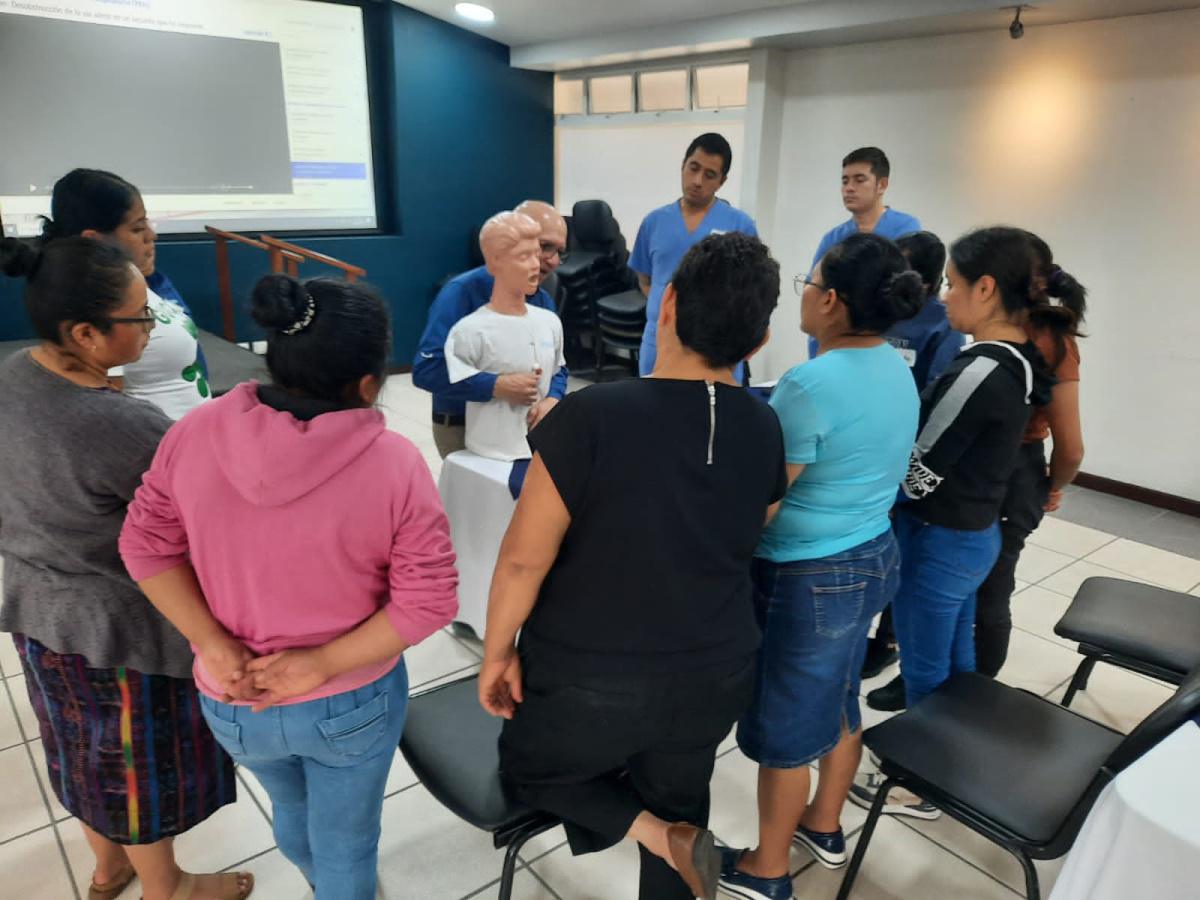 Capacitación Exitosa para Auxiliares de Enfermería y Médicos Residentes en Hospital Centro Médico Capacitación Exitosa para Auxiliares de Enfermería y Médicos Residentes en Hospital Centro Médico