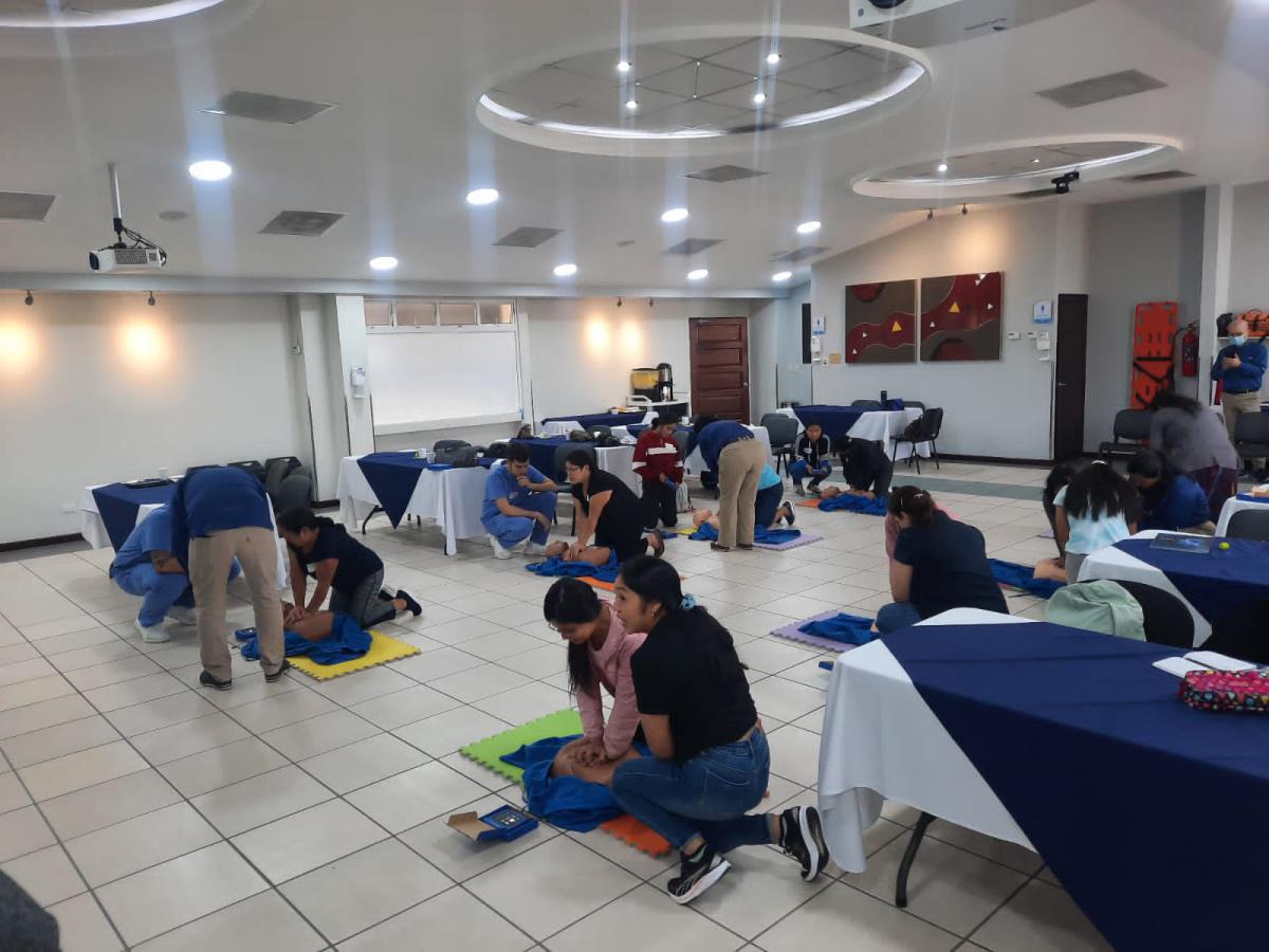 Capacitación Exitosa para Auxiliares de Enfermería y Médicos Residentes en Hospital Centro Médico Capacitación Exitosa para Auxiliares de Enfermería y Médicos Residentes en Hospital Centro Médico