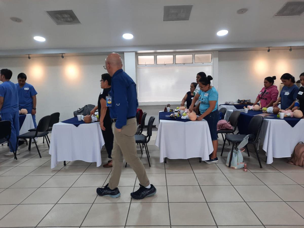 Capacitación Exitosa para Auxiliares de Enfermería y Médicos Residentes en Hospital Centro Médico Capacitación Exitosa para Auxiliares de Enfermería y Médicos Residentes en Hospital Centro Médico