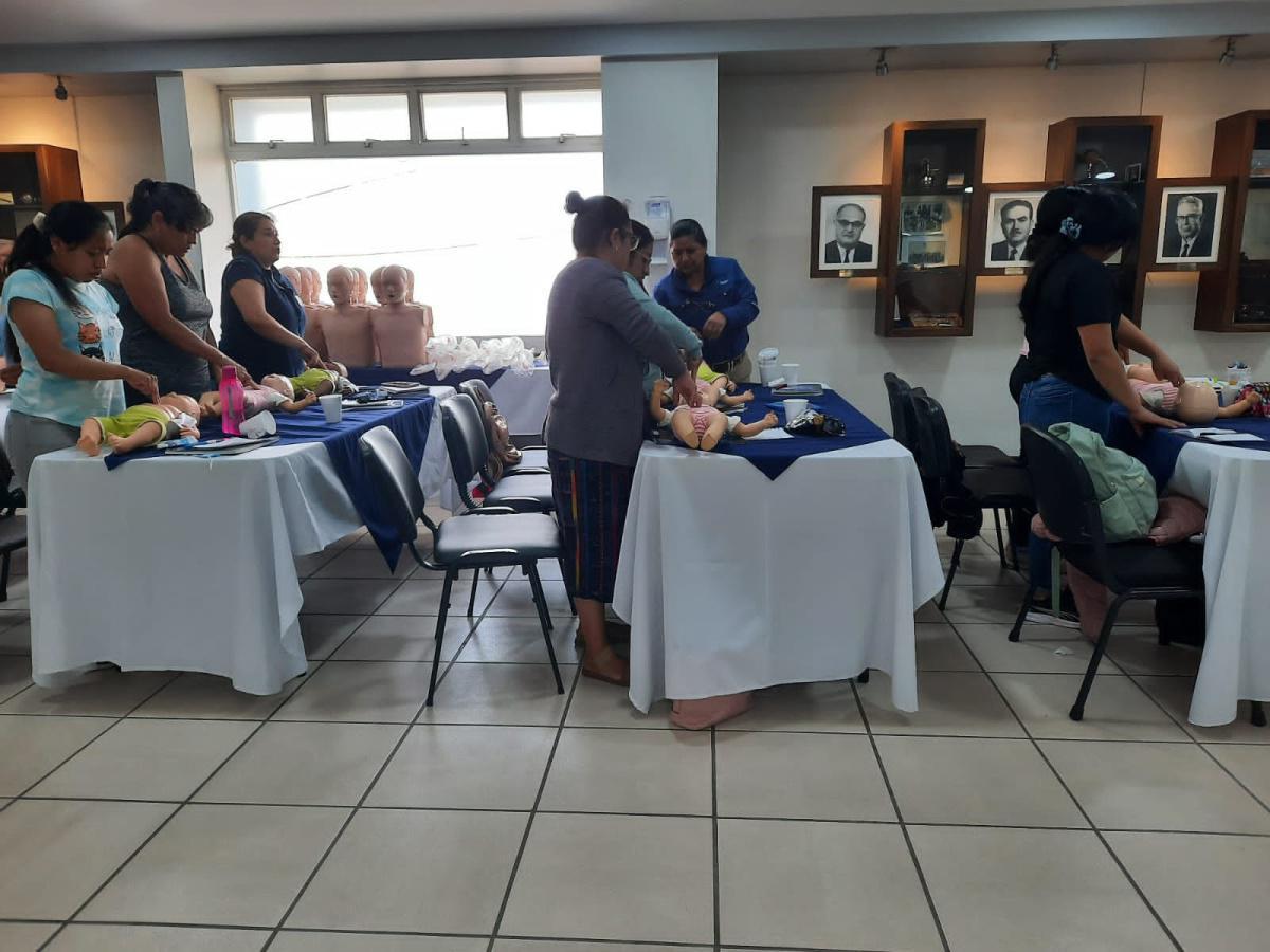 Capacitación Exitosa para Auxiliares de Enfermería y Médicos Residentes en Hospital Centro Médico
