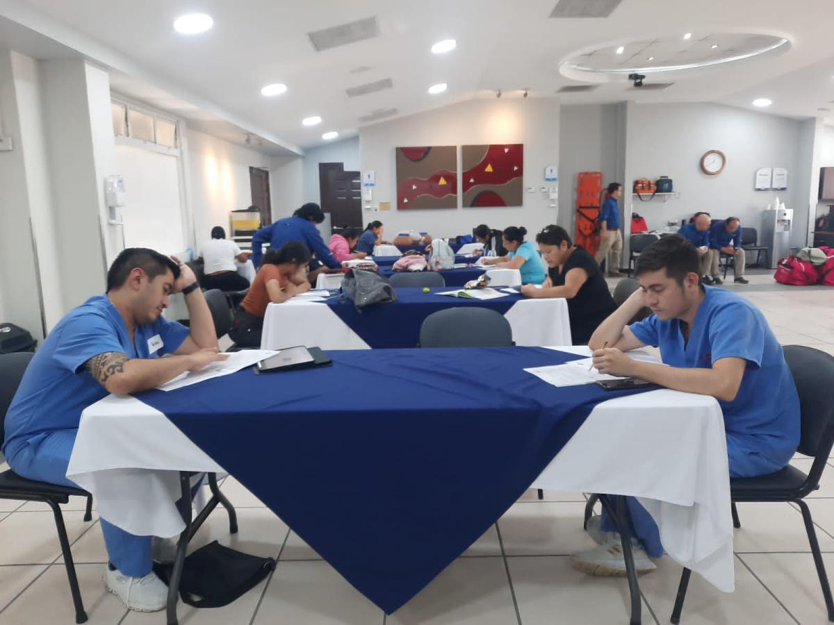 Capacitación Exitosa para Auxiliares de Enfermería y Médicos Residentes en Hospital Centro Médico Capacitación Exitosa para Auxiliares de Enfermería y Médicos Residentes en Hospital Centro Médico