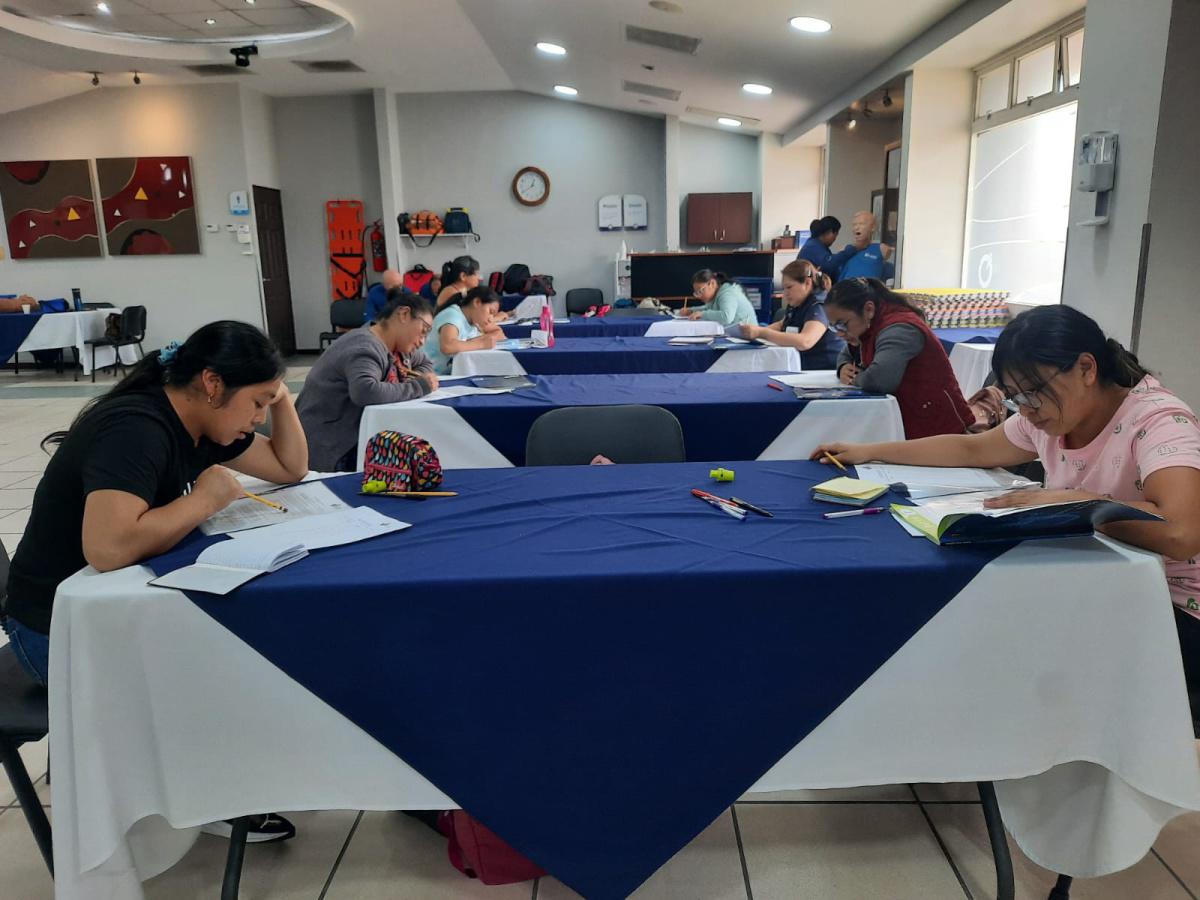 Capacitación Exitosa para Auxiliares de Enfermería y Médicos Residentes en Hospital Centro Médico Capacitación Exitosa para Auxiliares de Enfermería y Médicos Residentes en Hospital Centro Médico