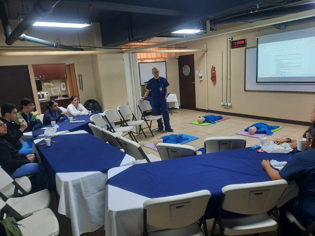 Práctica Mensual con Médicos Residentes y Supervisoras de Terapia Respiratoria Práctica Mensual con Médicos Residentes y Supervisoras de Terapia Respiratoria