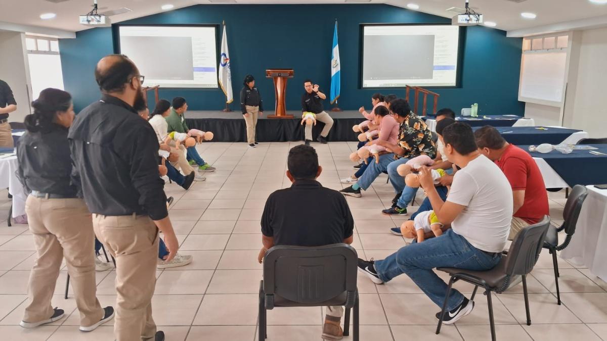 Capacitación en RCP para CORPOINSA: Extendiendo Habilidades de Emergencia a la Comunidad Empresarial Guatemalteca