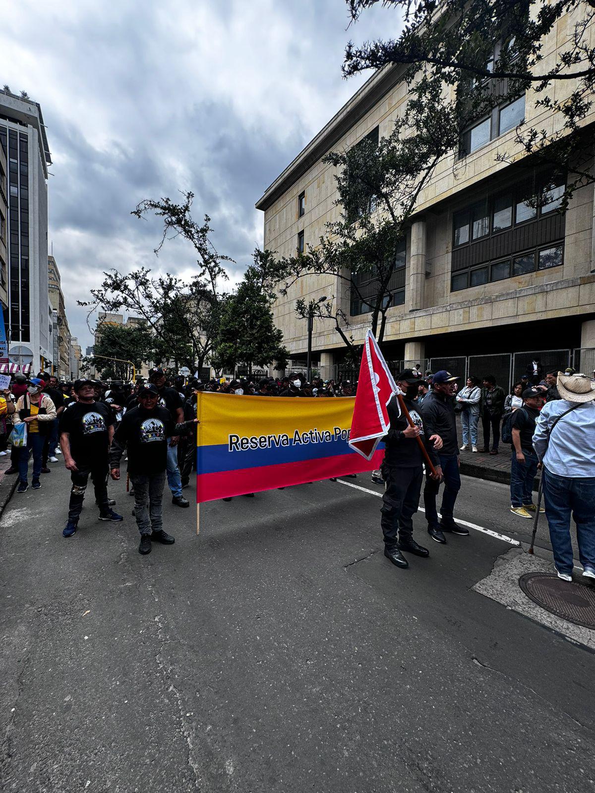 Plantón del jueves 8 de febrero 2024 - Reserva Activa Popular - Bogotá, Colombia Plantón del jueves 8 de febrero 2024 - Reserva Activa Popular - Bogotá, Colombia