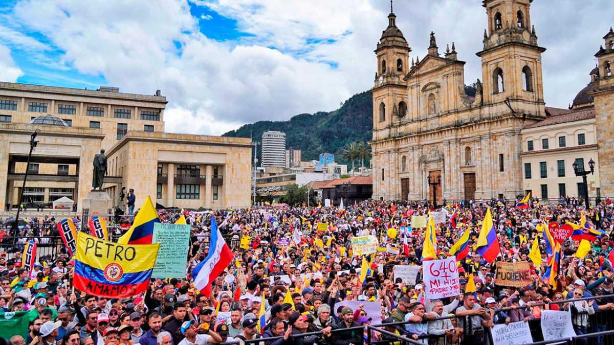Presidente Petro se Une a Marcha de Trabajadores en Bogotá en el Día Internacional del Trabajo