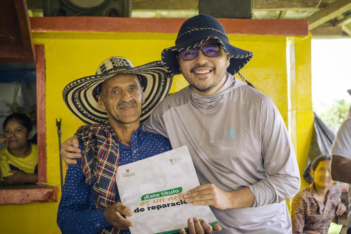 Victoria tras la Tragedia: Campesinos de El Aro Reciben Títulos de Propiedad Tras 27 Años de la Masacre Victoria tras la Tragedia: Campesinos de El Aro Reciben Títulos de Propiedad Tras 27 Años de la Masacre