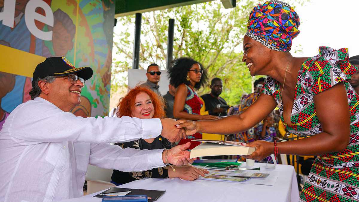 El presidente Gustavo Petro denuncia el robo de 9,1 billones de pesos en OCAD Paz y sistema de regalías en Colombia El presidente Gustavo Petro denuncia el robo de 9,1 billones de pesos en OCAD Paz y sistema de regalías en Colombia