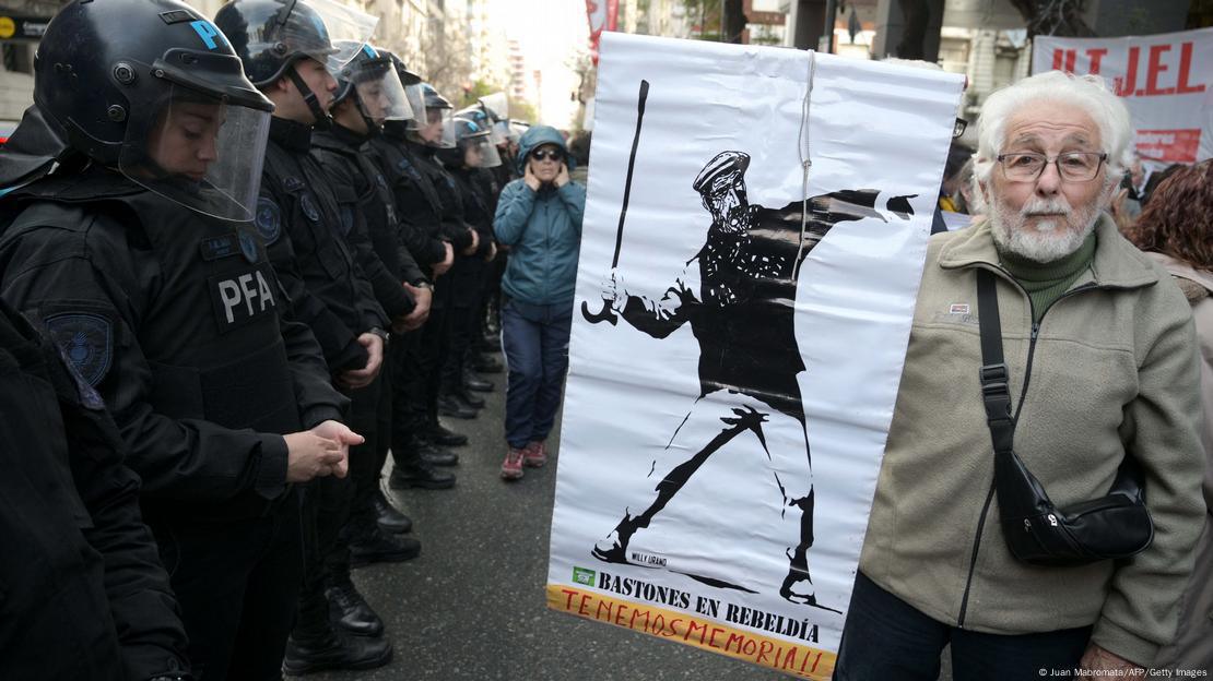 Reprimen marcha de jubilados en Buenos Aires por veto presidencial a ley de pensiones Reprimen marcha de jubilados en Buenos Aires por veto presidencial a ley de pensiones