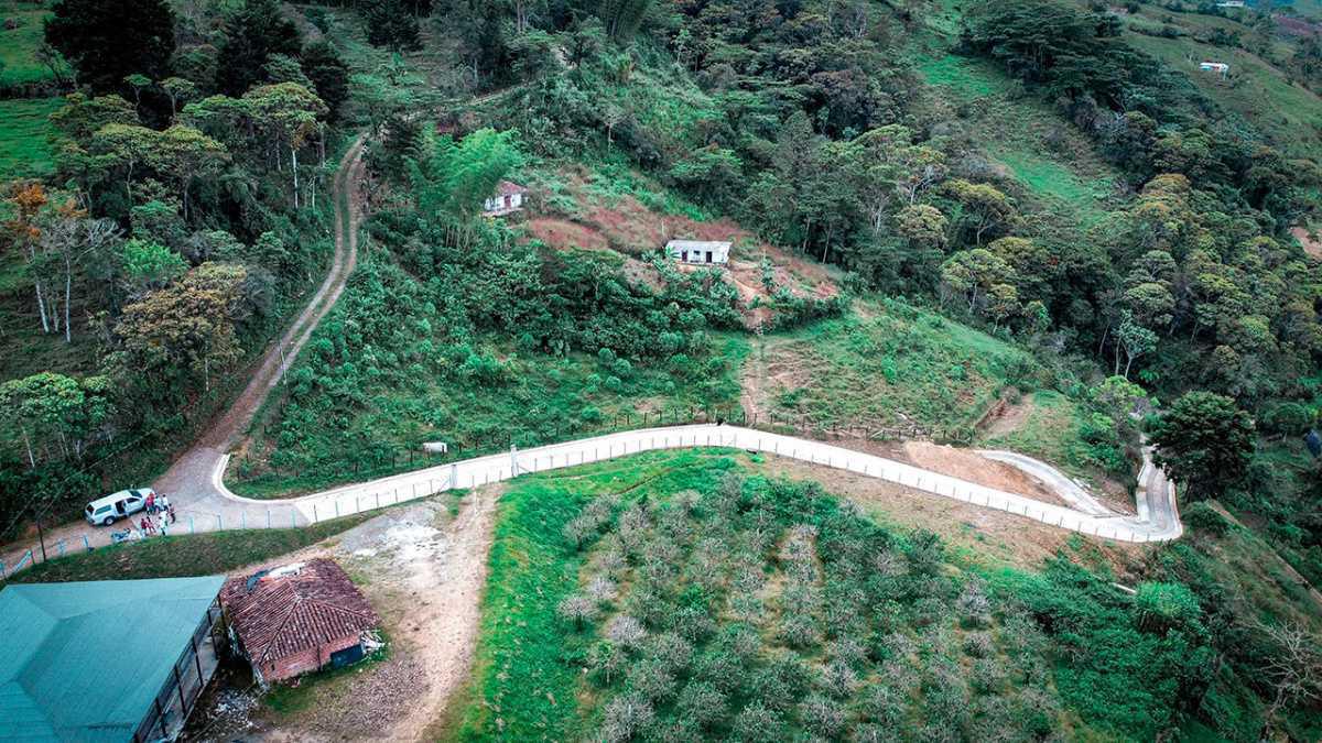 Programa Caminos Comunitarios de la Paz Total beneficia a Antioquia con 60 kilómetros de vías rurales Programa Caminos Comunitarios de la Paz Total beneficia a Antioquia con 60 kilómetros de vías rurales