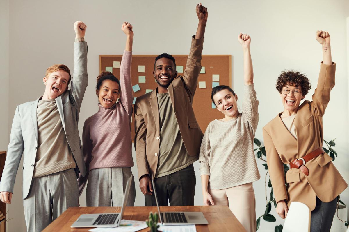 Rapport au travail : les jeunes actifs aussi investis que leurs aînés Rapport au travail : les jeunes actifs aussi investis que leurs aînés