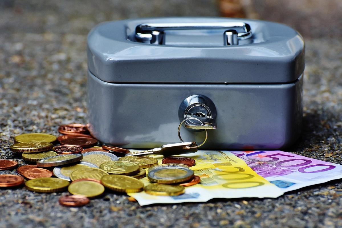 Impôts : augmenter la flat-tax, ça changerait quoi pour votre épargne ?