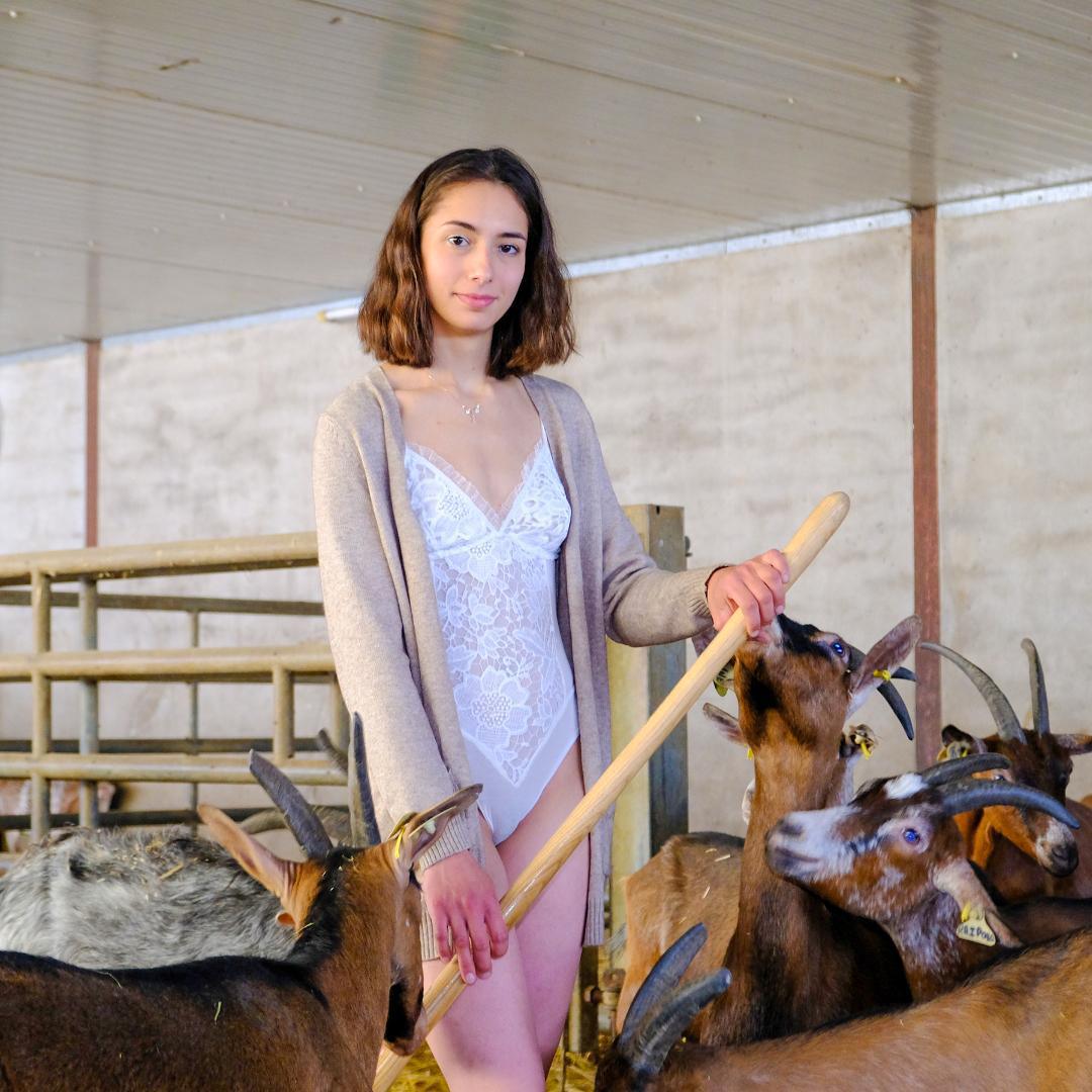 Céline des Vosges : Quand la passion rencontre la douceur du fromage 🧀💋 Céline des Vosges : Quand la passion rencontre la douceur du fromage 🧀💋