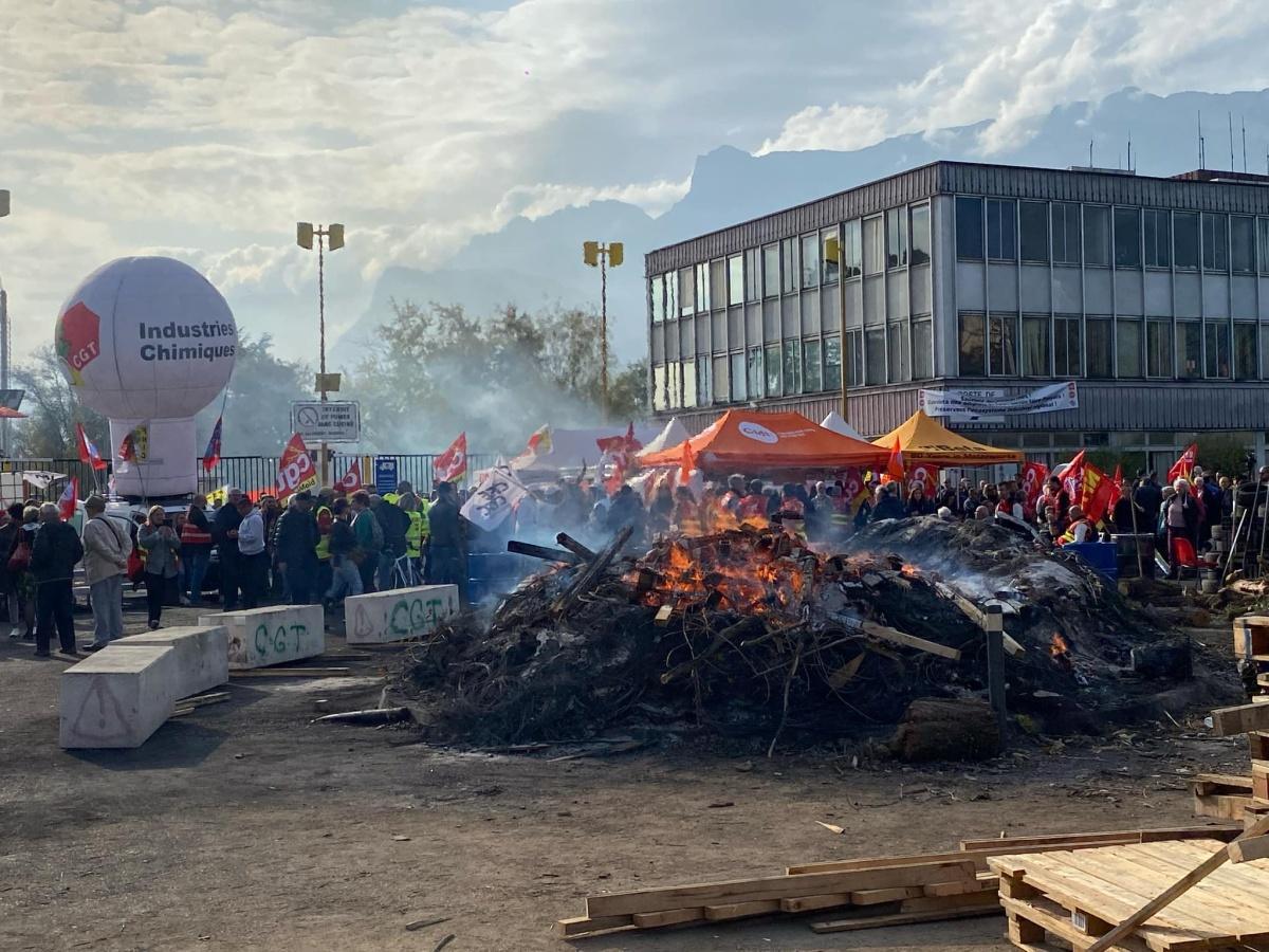 Les camarades de la chimie mobilisés pour leurs emplois ! Les camarades de la chimie mobilisés pour leurs emplois !
