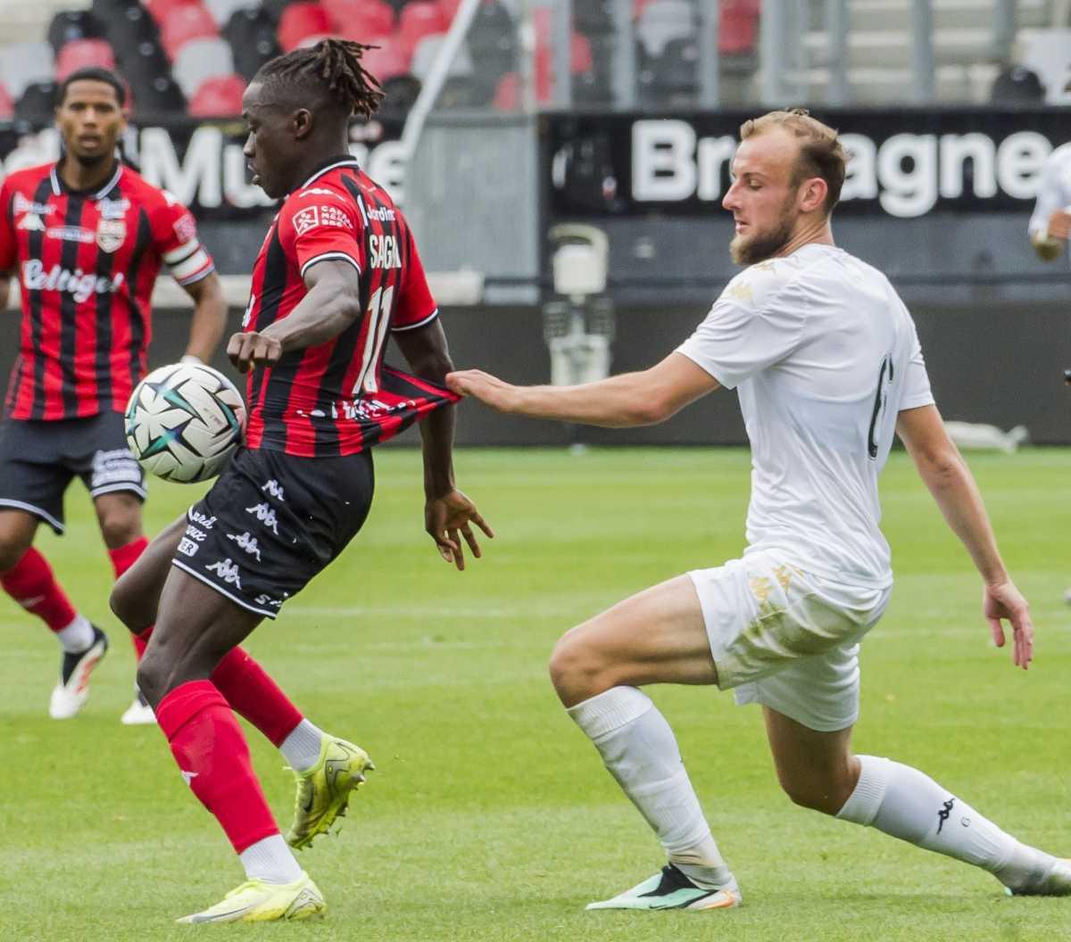  11 Amadou Sagna