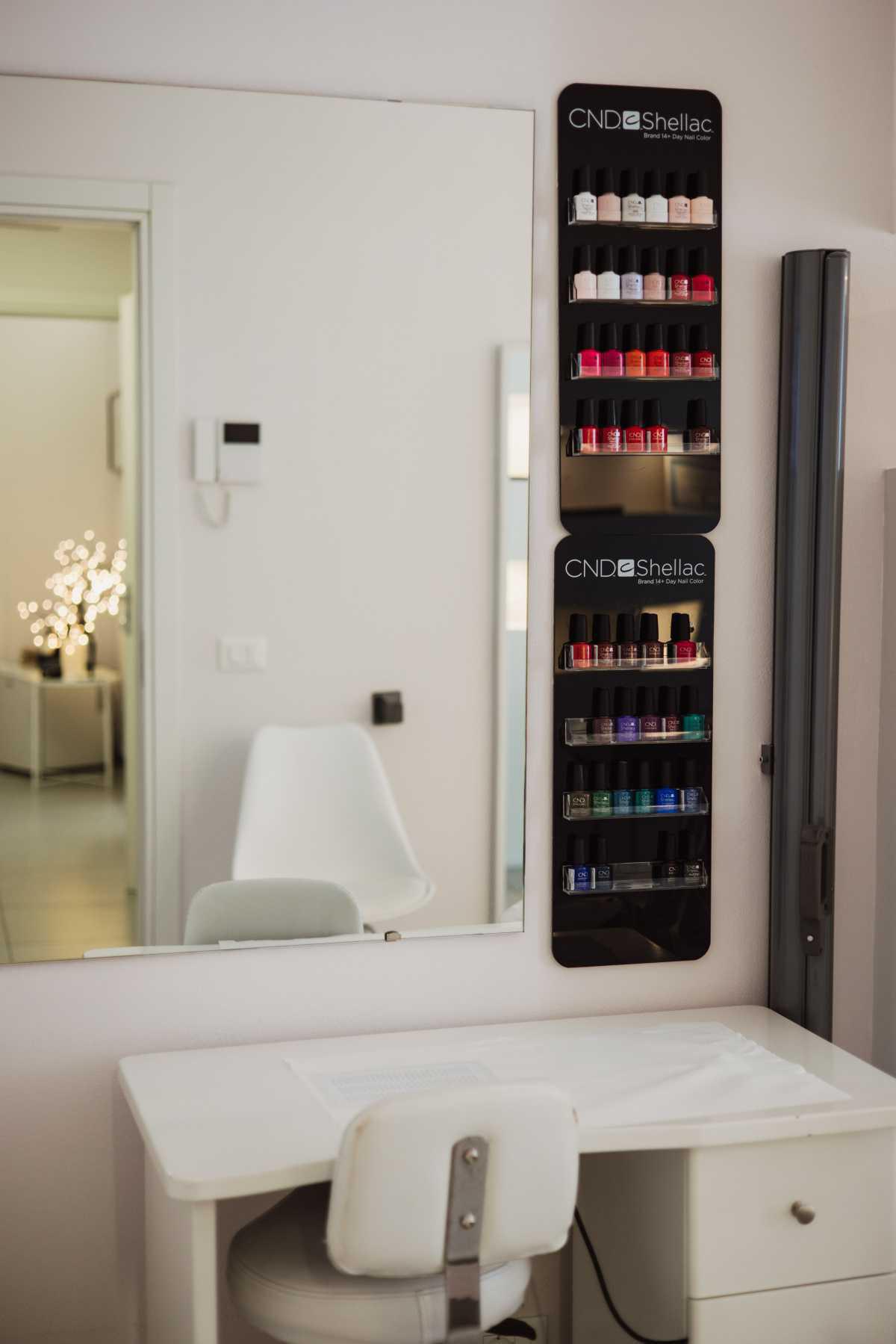 MANICURE/PEDICURE MANICURE/PEDICURE