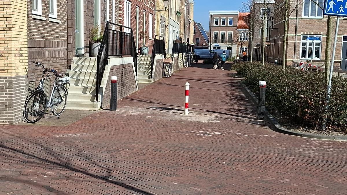 Plaatsing paaltjes Willem Dreesstraat