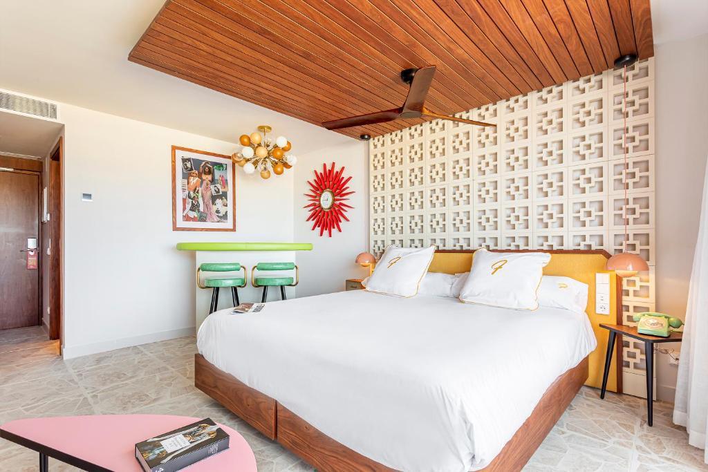 Los Felices - Adults Only ★★★★☆ Los Felices - Adults Only ★★★★☆