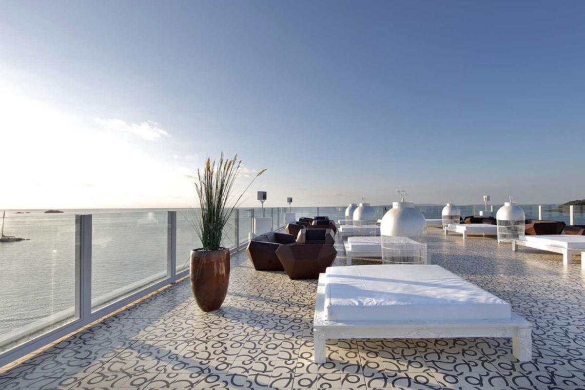 Drink at Sky Up - Ushuaïa Secret Tower Rooftop