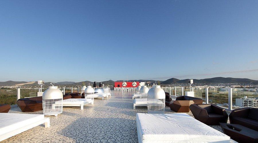 Drink at Sky Up - Ushuaïa Secret Tower Rooftop