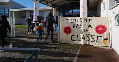🎀 Des rubans accrochés aux grilles des écoles 🎀
