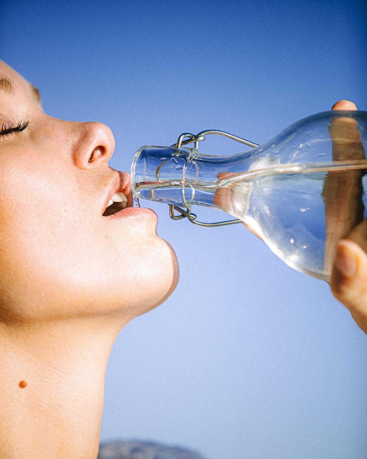 Pourquoi avoir une bouteille d'eau réutilisable sur votre bureau est essentiel