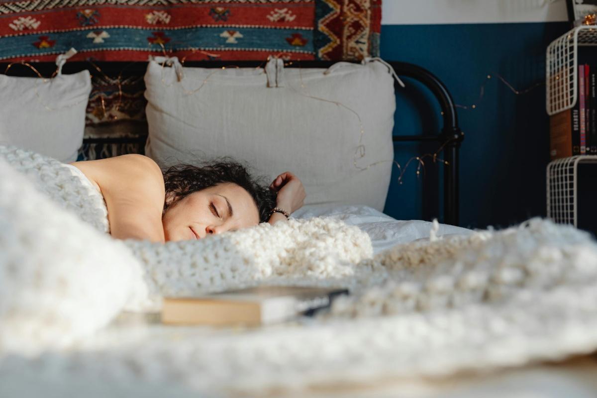 Dormir sur le côté : les découvertes scientifiques bousculent nos habitudes de sommeil Dormir sur le côté : les découvertes scientifiques bousculent nos habitudes de sommeil