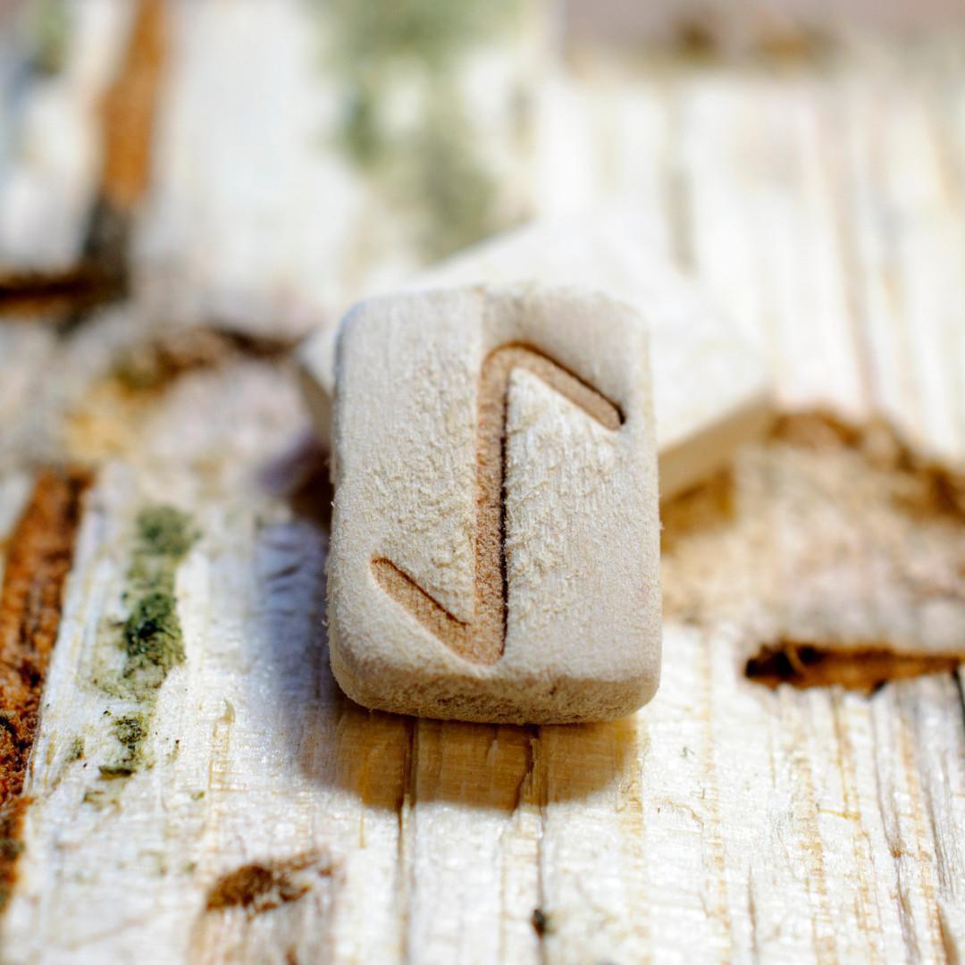 Eihwaz Rune : Résistance et Transformation