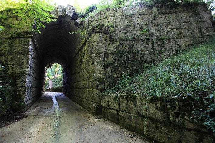 L’occhio indiscreto di Google Earth e la Stonehenge umbra dei Monti Martani L’occhio indiscreto di Google Earth e la Stonehenge umbra dei Monti Martani
