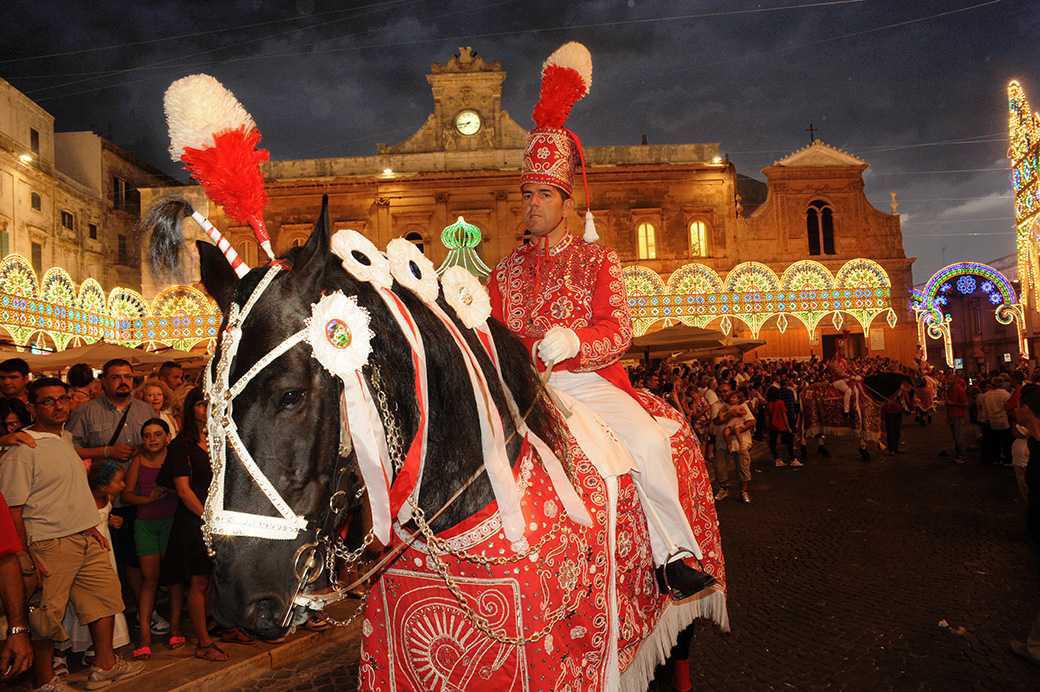 Ostuni: la Cavalcata e i cavalli di Sant’Oronzo Ostuni: la Cavalcata e i cavalli di Sant’Oronzo