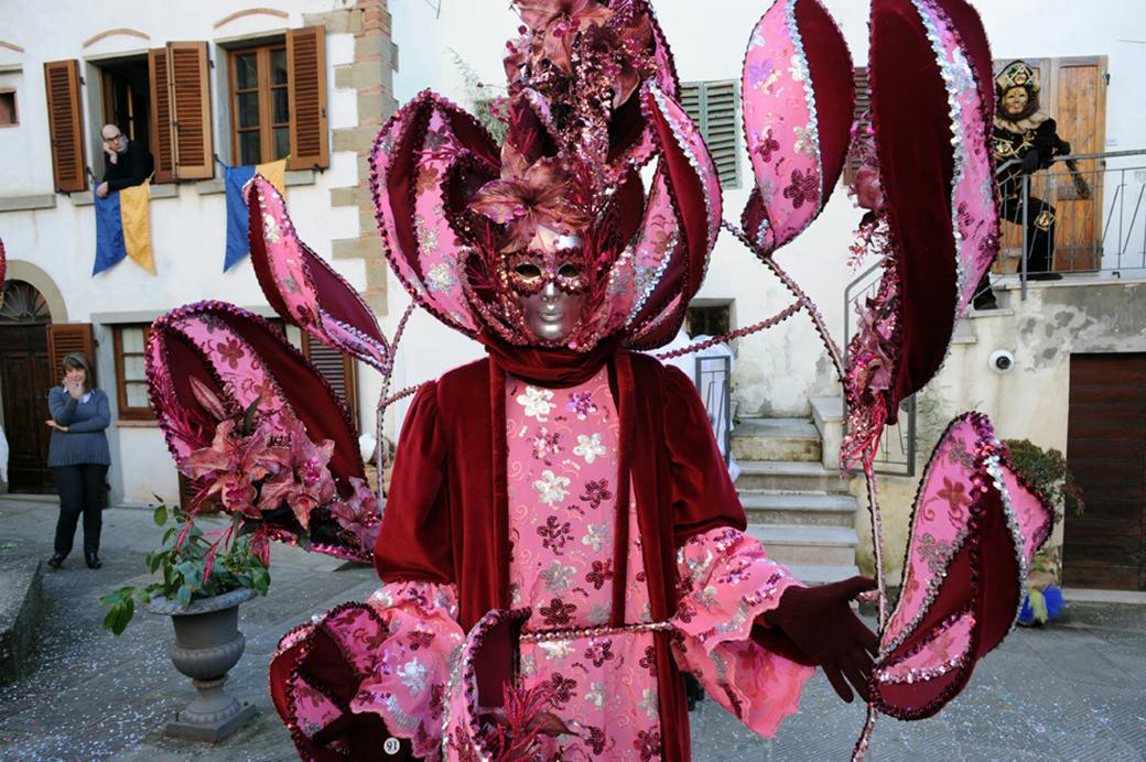 Castiglion Fibocchi, i figli di Bocco e le maschere barocche 