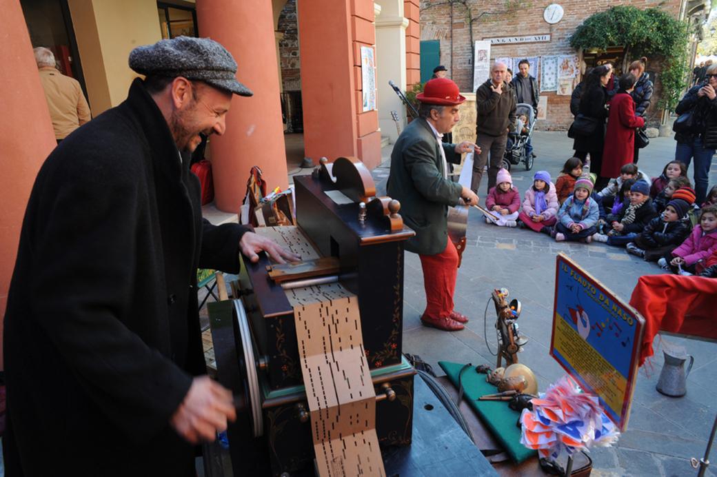 Santarcangelo, i cantastorie tra i cornuti e la Fiera di San Martino Santarcangelo, i cantastorie tra i cornuti e la Fiera di San Martino