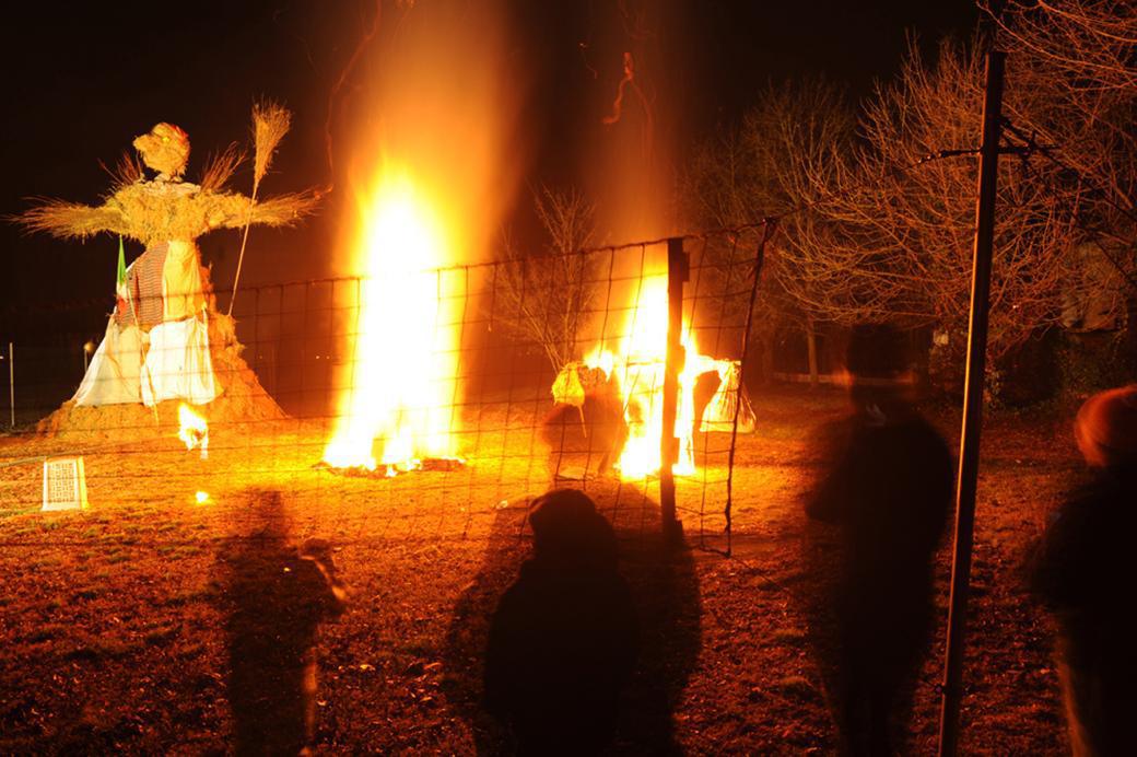 San Matteo della Decima, il rogo delle Befane Giganti San Matteo della Decima, il rogo delle Befane Giganti